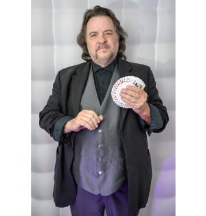 KnoxZimmer, world-class magician with a down-to-earth British charm